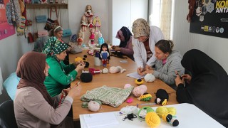 Hatay’da konteyner kente açılan atölye, kadınları meslekle tanıştırıyor