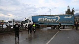 Hatay’da tır ile kamyonun çarpışması sonucu 3 kişi yaralandı