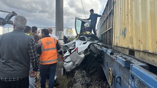 Hatay’da trenin çarptığı otomobilin sürücüsü yaralandı