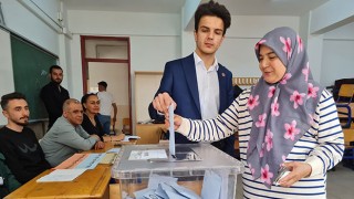 Türkiye’nin en genç belediye başkan adayı oyunu kullandı