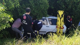 Adana’da narenciye bahçesine devrilen otomobildeki 4 kişi yaralandı