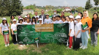 Adana’da ”Okulda Çiftlik” projesiyle öğrenciler meyve fidanı dikti