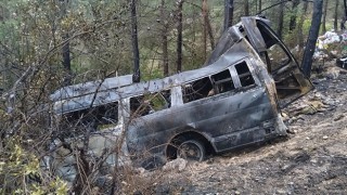 Adana’da uçuruma yuvarlanıp yanan minibüsteki 4 kişi öldü, 17 kişi yaralandı