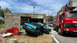 Antalya’da metruk binaya çarpan otomobilin sürücüsü ağır yaralandı