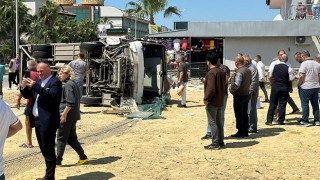 Antalya’da midibüs ve otomobilin çarpışması sonucu 29 kişi yaralandı