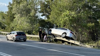Antalya’da otomobil otoyoldaki bariyerlere çarptı, 2 kişi yaralandı