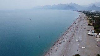 Antalya’da vatandaşların güzel havada sahil keyfi