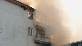 Burdur’da samanlıkta çıkan ve binaya sıçrayan yangın söndürüldü