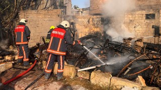 Mersin’de apartmanın arka kısmındaki ev eşyaları yandı