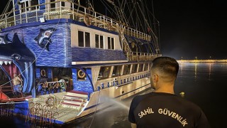 Antalya’da yangın çıkan tur teknesi hasar gördü