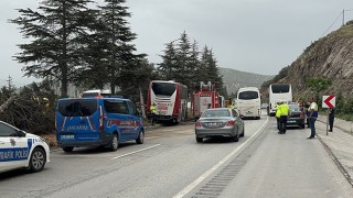 Isparta’da refüjdeki ağaca çarpan yolcu otobüsündeki 11 kişi yaraladı