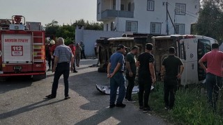 Mersin’de kamyonla çarpışan öğrenci servisi devrildi