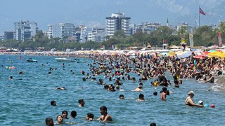 Antalya sahillerinde bayram yoğunluğu sürüyor