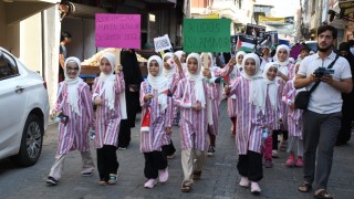 Adana’da çocuklar, Gazze’deki yaşıtlarına destek için bayraklarla yürüdü