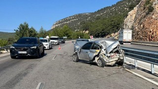 Antalya’da üç aracın karıştığı kazada 1 kişi öldü, 1 kişi yaralandı