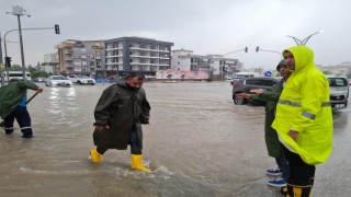 Kadirli'de Yağış Hayatı Olumsuz Etkiledi, Yetkililer Uyardı