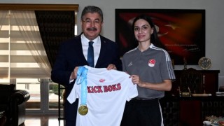 Vali Yılmaz Başarılı Sporcuyu Makamında Kabul Etti.