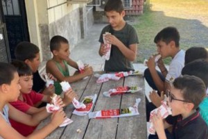 Kuran Kursu Öğrencilerine Hayırsever Esnaflardan Çiğ Köfte İkramı