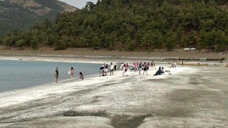 Salda Gölü’ne giren genç boğuldu