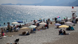 Antalya sahillerinde yoğunluk sürüyor