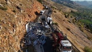 Kahramanmaraş’ta kumaş yüklü tırın devrilmesi sonucu yol trafiğe kapandı