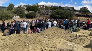 Mersin’de öldürülen aynı aileden 3 kişinin cenazeleri toprağa verildi