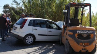 Antalya’da forklifle çarpışan otomobilin sürücüsü yaralandı