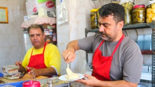 Hatay’da depremde 9 yakınını kaybeden mezeci, dede mesleğini sürdürüyor