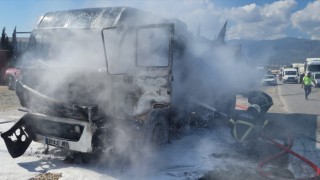 Hatay’da seyir halindeki hafriyat kamyonu yandı