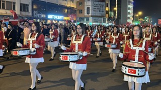 İskenderun’da Cumhuriyet’in 101. yılı fener alayıyla kutlandı