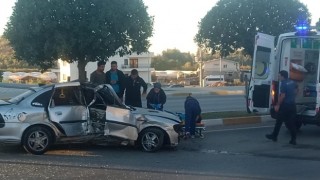 Serik’te refüjdeki ağaçlara ve direğe çarpan otomobildeki kişi yaralandı