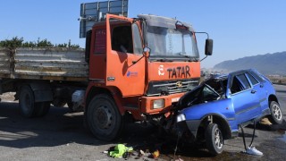 Adana tırla çarpışan otomobildeki 1 kişi öldü, 1 kişi yaralandı