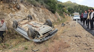 Adana’da devrilen otomobilin sürücüsü yara almadan kurtuldu