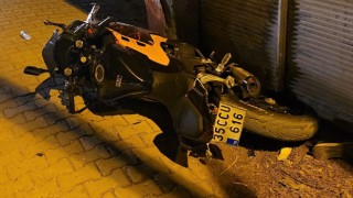 Adana’da hafif ticari araçla çarpışan motosikletteki 2 kişi yaralandı