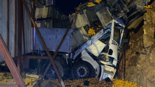 Alanya’da duvara çarpan kamyondaki sürücü öldü