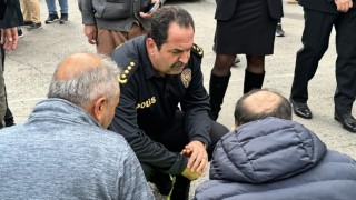 Antalya İl Emniyet Müdürü, trafik kazasında yaralanan polisin elini tutarak ambulansı bekledi