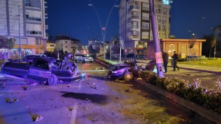 Antalya’da aydınlatma direğine çarpıp ikiye bölünen otomobildeki genç kız öldü, sürücü yaralandı