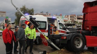 Antalya’da iki tırın çarpıştığı kazada 1 kişi yaralandı