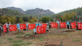 Antalya’da kız öğrenciler, yangından zarar gören bahçeye fidan dikti