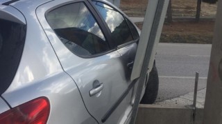 Burdur’da hafif ticari araç ve otomobilin çarpıştığı kazada 2 kişi yaralandı