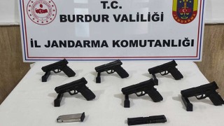 Burdur’da kaçakçılık operasyonlarında yakalanan şüphelilerden biri tutuklandı