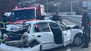 Burdur’da üç aracın karıştığı kazada 2 kişi yaralandı