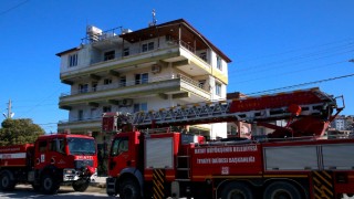 Hatay’da apartmanın çatı katında çıkan yangın söndürüldü