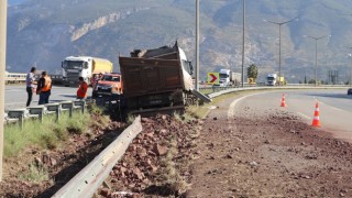 Hatay’da bariyere çarpan tırın sürücüsü yaralandı