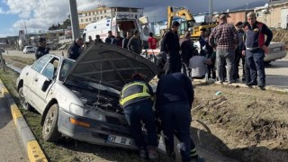 Hatay’da refüje çarpan otomobildeki 6 kişi yaralandı