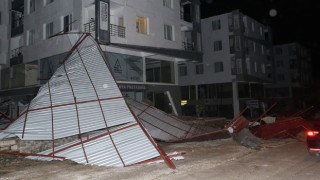 Hatay’da şiddetli rüzgar bir sitedeki binaların çatılarını uçurdu