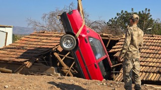 Hatay’da yoldan çıkan otomobil yol kenarındaki binanın çatısına düştü