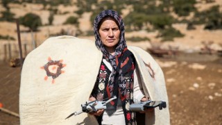 Kadın çoban, sürüsünün takibini dronla yapıyor