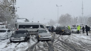 Kahramanmaraş Kayseri kara yolu kar ve tipi nedeniyle ulaşıma kapandı