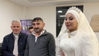 Kahramanmaraş’ta karla kapanan yolda kalan gelin ve damat 11 saat sonra kurtarıldı